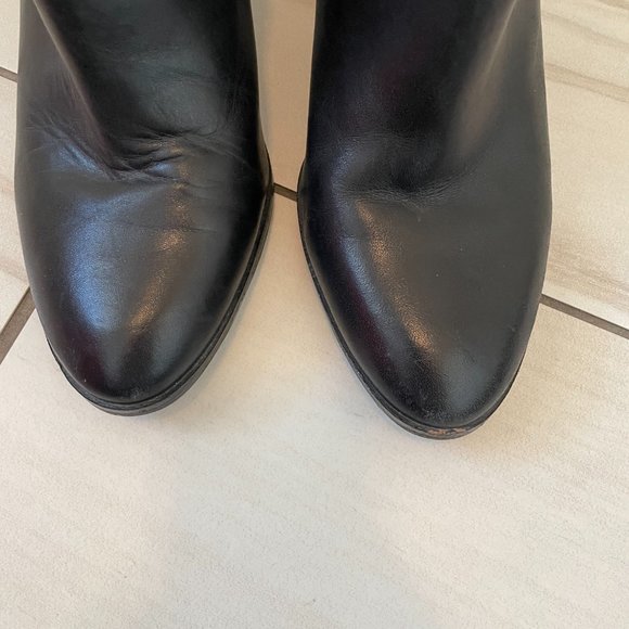 Louise et Cie 'Vianne' Black Ankle Bootie with gold buckle detail size 8.5 - Picture 7 of 8